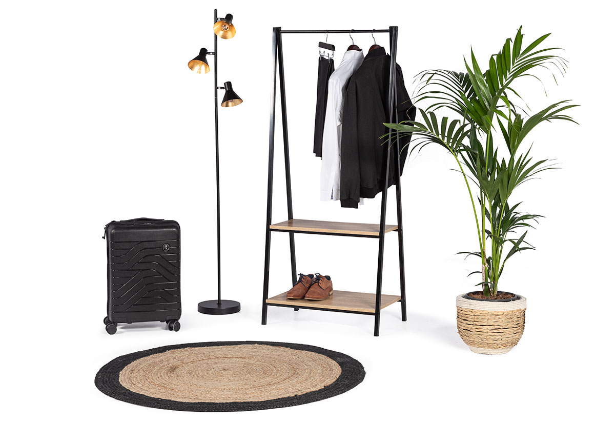 Απεικονίζεται η ντουλάπα σε ένα υπνοδωμάτιο.